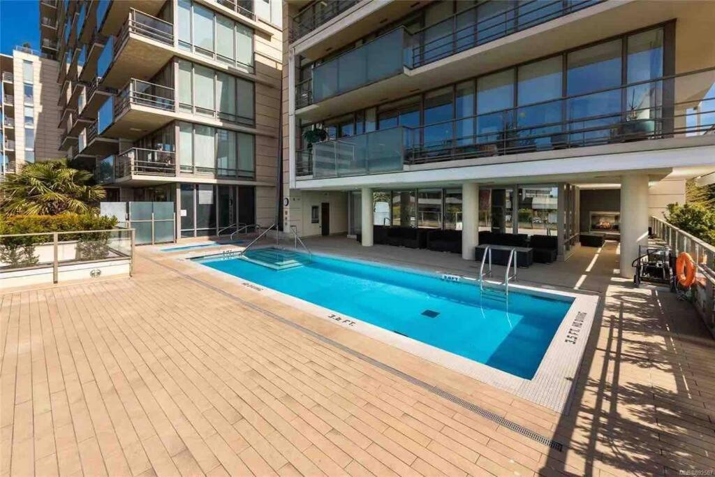 Spacious Downtown 2 Bedroom Condo With Pool And Air Conditioning Victoria Exteriér fotografie