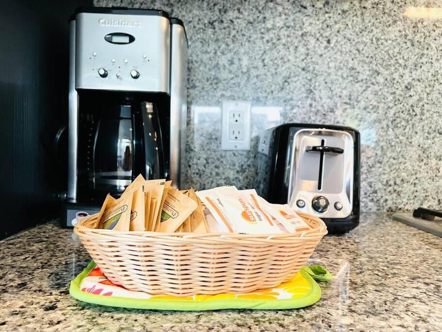 Spacious Downtown 2 Bedroom Condo With Pool And Air Conditioning Victoria Exteriér fotografie
