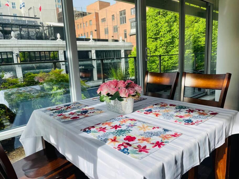Spacious Downtown 2 Bedroom Condo With Pool And Air Conditioning Victoria Exteriér fotografie