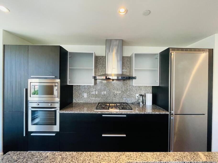 Spacious Downtown 2 Bedroom Condo With Pool And Air Conditioning Victoria Exteriér fotografie