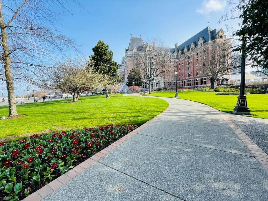 Spacious Downtown 2 Bedroom Condo With Pool And Air Conditioning Victoria Exteriér fotografie