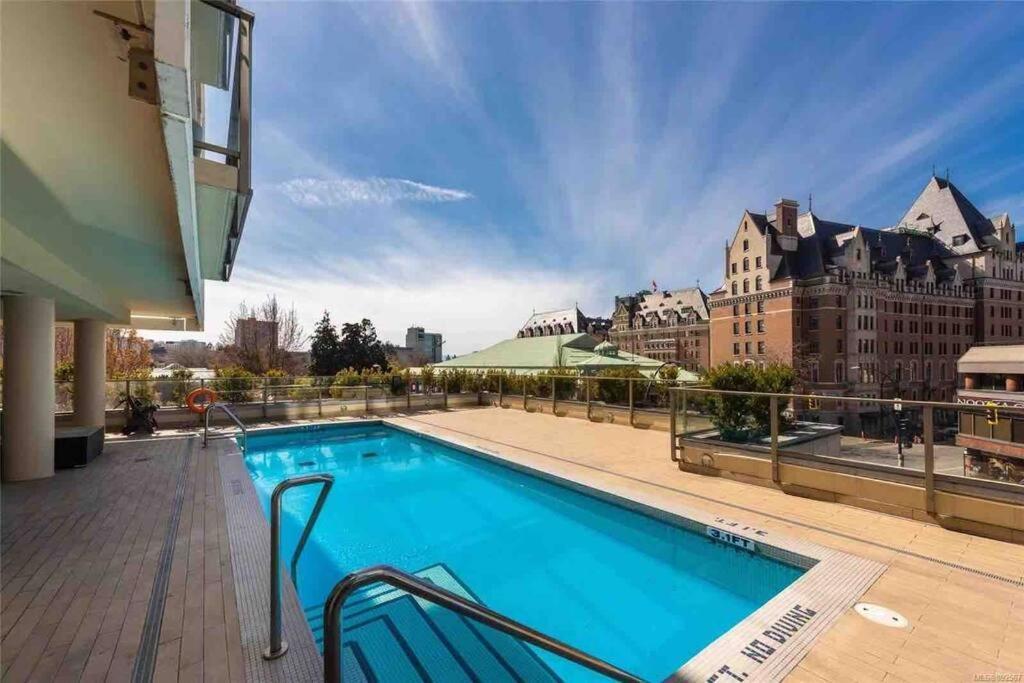 Spacious Downtown 2 Bedroom Condo With Pool And Air Conditioning Victoria Exteriér fotografie