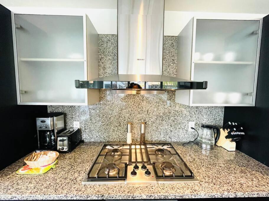 Spacious Downtown 2 Bedroom Condo With Pool And Air Conditioning Victoria Exteriér fotografie